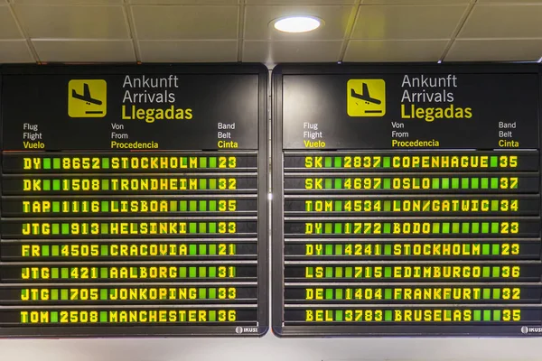 西班牙大加那利岛拉斯帕尔马斯 于2018年1月5日 航班时刻表是在大加那岛机场的一个电子板上提交的 — 图库照片