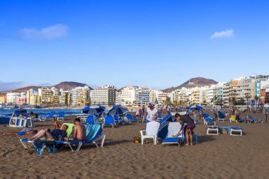 Las Palmas de Gran Canaria, İspanya, 5 Ocak 2018 üzerinde. Kış Güneşi Playa de Las Canteras beach Atlantik Okyanusu ve sahil kıyısında ışıklar.