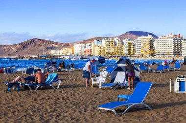 Las Palmas de Gran Canaria, İspanya, 5 Ocak 2018 üzerinde. Kış Güneşi Playa de Las Canteras beach Atlantik Okyanusu ve sahil kıyısında ışıklar.