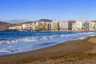 Las Palmas de Gran Canaria, İspanya, 5 Ocak 2018 üzerinde. Kış Güneşi Playa de Las Canteras beach Atlantik Okyanusu ve sahil kıyısında ışıklar.