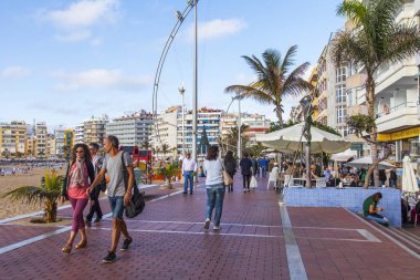 Las Palmas de Gran Canaria, İspanya, 5 Ocak 2018 üzerinde. Playa de Las Canteras plaja yakın dolgu üzerinde insanlar yürümek 