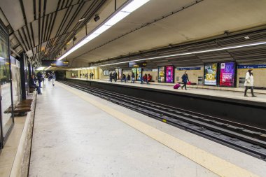 Lizbon, Portekiz, 5 Ocak 2018 üzerinde. İnsanlar tren metro istasyonu platformunda bekliyoruz.