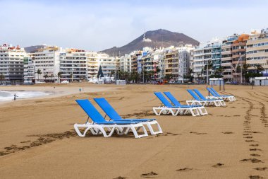 Las Palmas de Gran Canaria, İspanya, 5 Ocak 2018 üzerinde. Kış Güneşi Playa de Las Canteras beach Atlantik Okyanusu ve sahil kıyısında ışıklar.