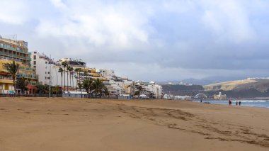 Las Palmas de Gran Canaria, İspanya, 5 Ocak 2018 üzerinde. Kış Güneşi Playa de Las Canteras beach Atlantik Okyanusu ve sahil kıyısında ışıklar.