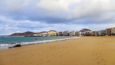 Las Palmas de Gran Canaria, İspanya, 5 Ocak 2018 üzerinde. Kış Güneşi Playa de Las Canteras beach Atlantik Okyanusu ve sahil kıyısında ışıklar.