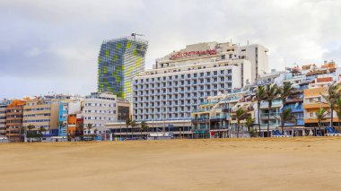 Las Palmas de Gran Canaria, İspanya, 5 Ocak 2018 üzerinde. Kış Güneşi Playa de Las Canteras beach Atlantik Okyanusu ve sahil kıyısında ışıklar.