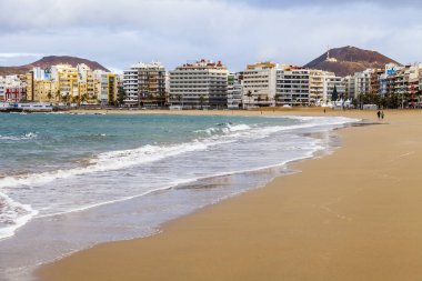 Las Palmas de Gran Canaria, İspanya, 5 Ocak 2018 üzerinde. Kış Güneşi Playa de Las Canteras beach Atlantik Okyanusu ve sahil kıyısında ışıklar.