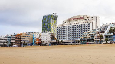 Las Palmas de Gran Canaria, İspanya, 5 Ocak 2018 üzerinde. Kış Güneşi Playa de Las Canteras beach Atlantik Okyanusu ve sahil kıyısında ışıklar.