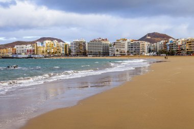 Las Palmas de Gran Canaria, İspanya, 5 Ocak 2018 üzerinde. Kış Güneşi Playa de Las Canteras beach Atlantik Okyanusu ve sahil kıyısında ışıklar.