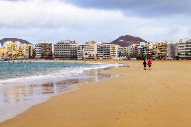 Las Palmas de Gran Canaria, İspanya, 5 Ocak 2018 üzerinde. Kış Güneşi Playa de Las Canteras beach Atlantik Okyanusu ve sahil kıyısında ışıklar.