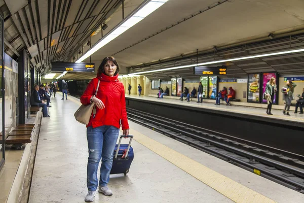 Lisboa Portugal Enero 2018 Gente Espera Que Tren Plataforma Estación —  Fotos de Stock