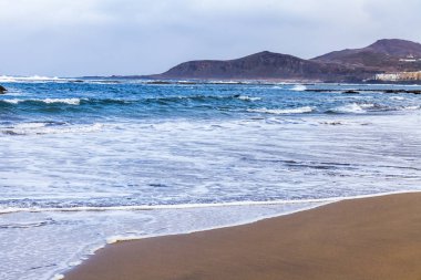 Pitoresk dalgalar sahil kumlu plajda sörf sırasında yıkayın.