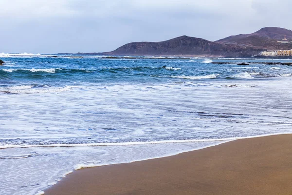 Pittoreska Vågor Tvätta Sandstranden Havsstranden Surf — Stockfoto