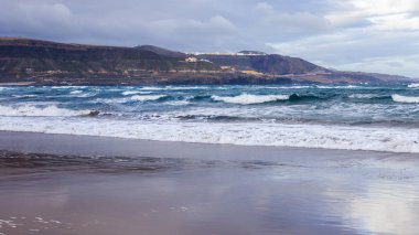 Pitoresk dalgalar sahil kumlu plajda sörf sırasında yıkayın.. 