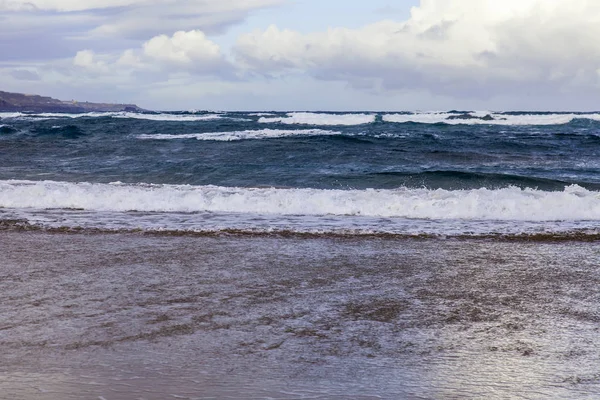美しい波がサーフィン中に 海岸の砂浜を洗う — ストック写真