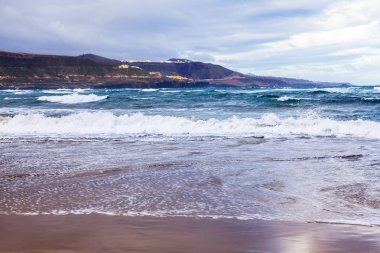 Pitoresk dalgalar sahil kumlu plajda sörf sırasında yıkayın.. 