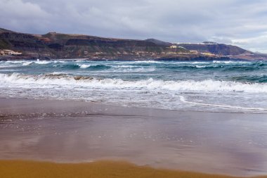 Pitoresk dalgalar sahil kumlu plajda sörf sırasında yıkayın.. 