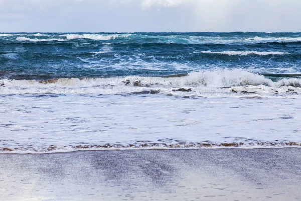 美しい波がサーフィン中に 海岸の砂浜を洗う — ストック写真