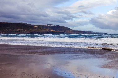 Las Palmas de Gran Canaria, İspanya, 5 Ocak 2018 üzerinde. Kış Güneşi Playa de Las Canteras beach Atlantik Okyanusu ve sahil kıyısında ışıklar..
