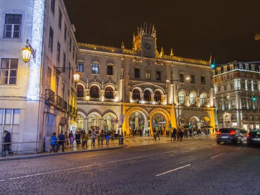 Lizbon, Portekiz, 5 Ocak 2018 üzerinde. Aydınlatma akşam ışıklar bir cephe Rossio, istasyonunun şehrin en eski