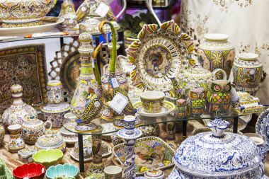 Lizbon, Portekiz, 5 Ocak 2018 üzerinde. Portekizce seramik çeşitli geleneksel ürünler güzel gösteri-üzerinde bir pencere Shop koyulur.