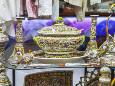 Lizbon, Portekiz, 5 Ocak 2018 üzerinde. Portekizce seramik çeşitli geleneksel ürünler güzel gösteri-üzerinde bir pencere Shop koyulur.