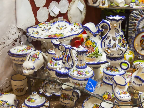 リスボン ポルトガル 2018 ポルトガルの陶器製の様々 な伝統的なショップの美しいショー ウィンドウのレイアウトします — ストック写真
