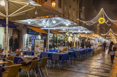 Lizbon, Portekiz, 5 Ocak 2018 üzerinde. Şehir ve sokak kafe küçük tablolar şehir sokak aydınlatma akşam ışıklar