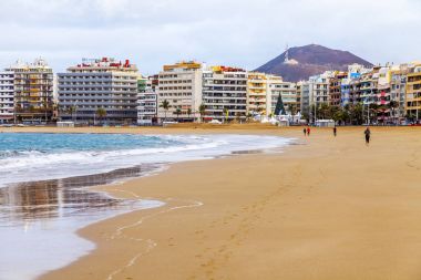 Las Palmas de Gran Canaria, İspanya, 5 Ocak 2018 üzerinde. Kış Güneşi Playa de Las Canteras beach Atlantik Okyanusu ve sahil kıyısında ışıklar.. 