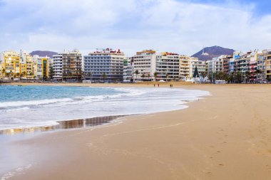 Las Palmas de Gran Canaria, İspanya, 5 Ocak 2018 üzerinde. Kış Güneşi Playa de Las Canteras beach Atlantik Okyanusu ve sahil kıyısında ışıklar..