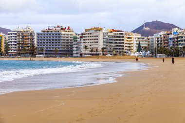 Las Palmas de Gran Canaria, İspanya, 5 Ocak 2018 üzerinde. Kış Güneşi Playa de Las Canteras beach Atlantik Okyanusu ve sahil kıyısında ışıklar..