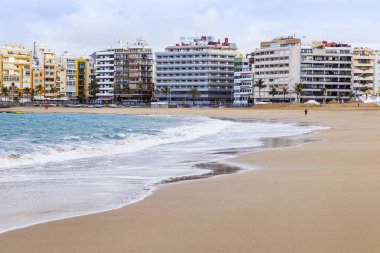 Las Palmas de Gran Canaria, İspanya, 5 Ocak 2018 üzerinde. Kış Güneşi Playa de Las Canteras beach Atlantik Okyanusu ve sahil kıyısında ışıklar..