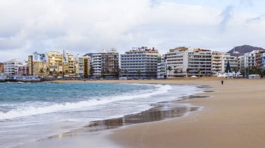 Las Palmas de Gran Canaria, İspanya, 5 Ocak 2018 üzerinde. Kış Güneşi Playa de Las Canteras beach Atlantik Okyanusu ve sahil kıyısında ışıklar..