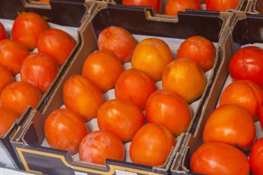 Trabzon hurması kutularındaki göster penceresini çiftçi pazarının bir olgunlaşmış taze meyve