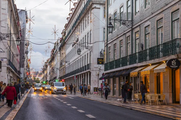 葡萄牙里斯本 2018年1月5日 人们在多云的天气里沿着市中心风景如画的街道走 — 图库照片