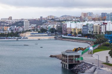 Las Palmas de Gran Canaria, İspanya, 5 Ocak 2018 üzerinde. Modern binalar mimari kompleks adalar adalar için tipik olun. Bir anket terasından görüntülemek