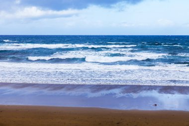 Bir sörf üzerinde sahil kum plajındaki pitoresk hattı. Dalgalar deniz kenarı.