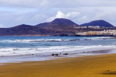 Bir sörf üzerinde sahil kum plajındaki pitoresk hattı. Dalgalar deniz kenarı.