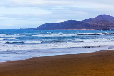 Bir sörf üzerinde sahil kum plajındaki pitoresk hattı