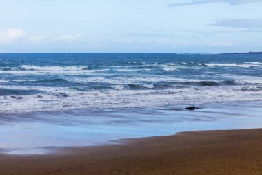 Bir sörf üzerinde sahil kum plajındaki pitoresk hattı