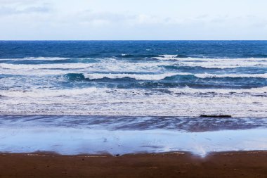 Bir sörf üzerinde sahil kum plajındaki pitoresk hattı. Dalgalar deniz kenarı.