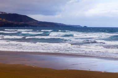 Bir sörf üzerinde sahil kum plajındaki pitoresk hattı 