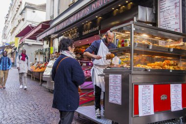 Paris, Fransa, 1 Kasım 2017. Tipik Fransız ürünleri göster penceresini kasap Muftard Caddesi üzerinde üzerinde yerleştirilir. Genç çekici kadın mağazaları