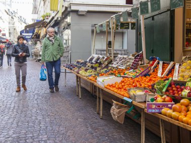 Paris, Fransa, 1 Kasım 2017. Çeşitli sebze ve meyve gösterisi penceresinde Muftard Caddesi'ndeki geleneksel çiftçi pazarının koyulur. 