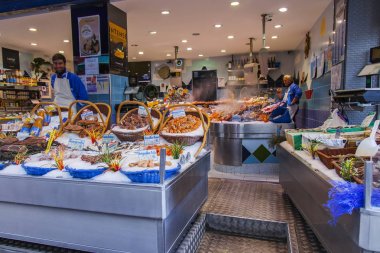 Paris, Fransa, 1 Kasım 2017. Çeşitli deniz ürünleri ve balık Shop Muftard Caddesi üzerinde bir gösteri penceresinde koyulur