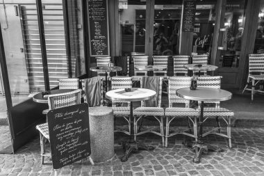 Paris, Fransa, üzerinde 30 Ekim 2017. Küçük tablolar geleneksel sokak Cafe ziyaret edenler sabah bekliyoruz.