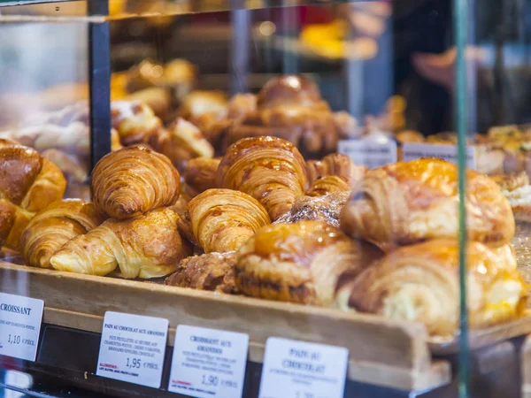 Leckere Süße Brötchen Liegen Auf Der Theke — Stockfoto