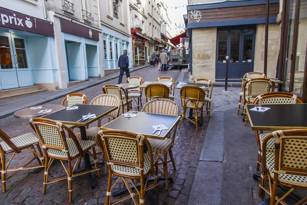 Paris Francia Octubre 2017 Pequeñas Mesas Café Tradicional Calle Esperan — Foto de Stock