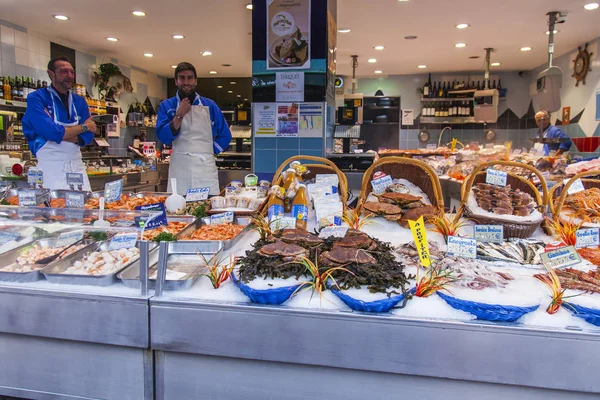 フランス 2017 な魚介類や魚 Muftard 通りにあるショップのショー ウィンドウに広げて — ストック写真