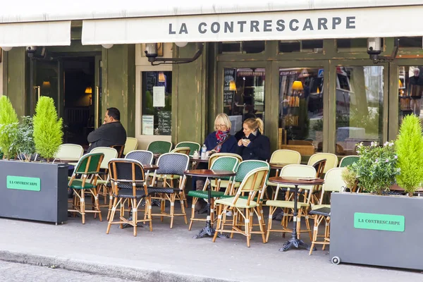 Paryż Francja Dniu Października 2017 Ludzie Jedzą Odpoczynku Mało Tabelach — Zdjęcie stockowe